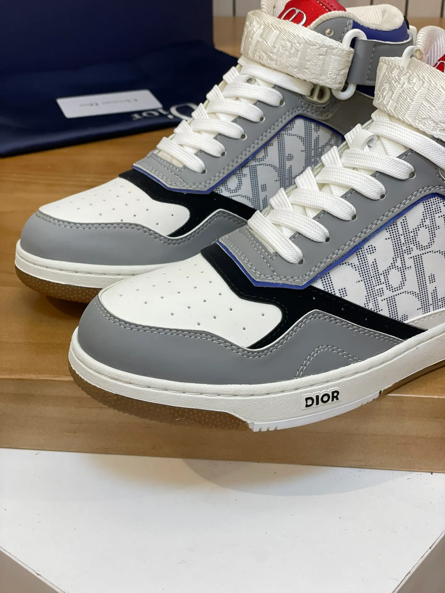 Men's shoes: 💰P460¥ Product trademark: Dior* "Dior*" high-top casual shoes Regular size: 38-44 (can be customized to 45.46) Product materials: Upper imported cowhide stitched with original fabric, breathable lining, original outsole. Number: 1006
